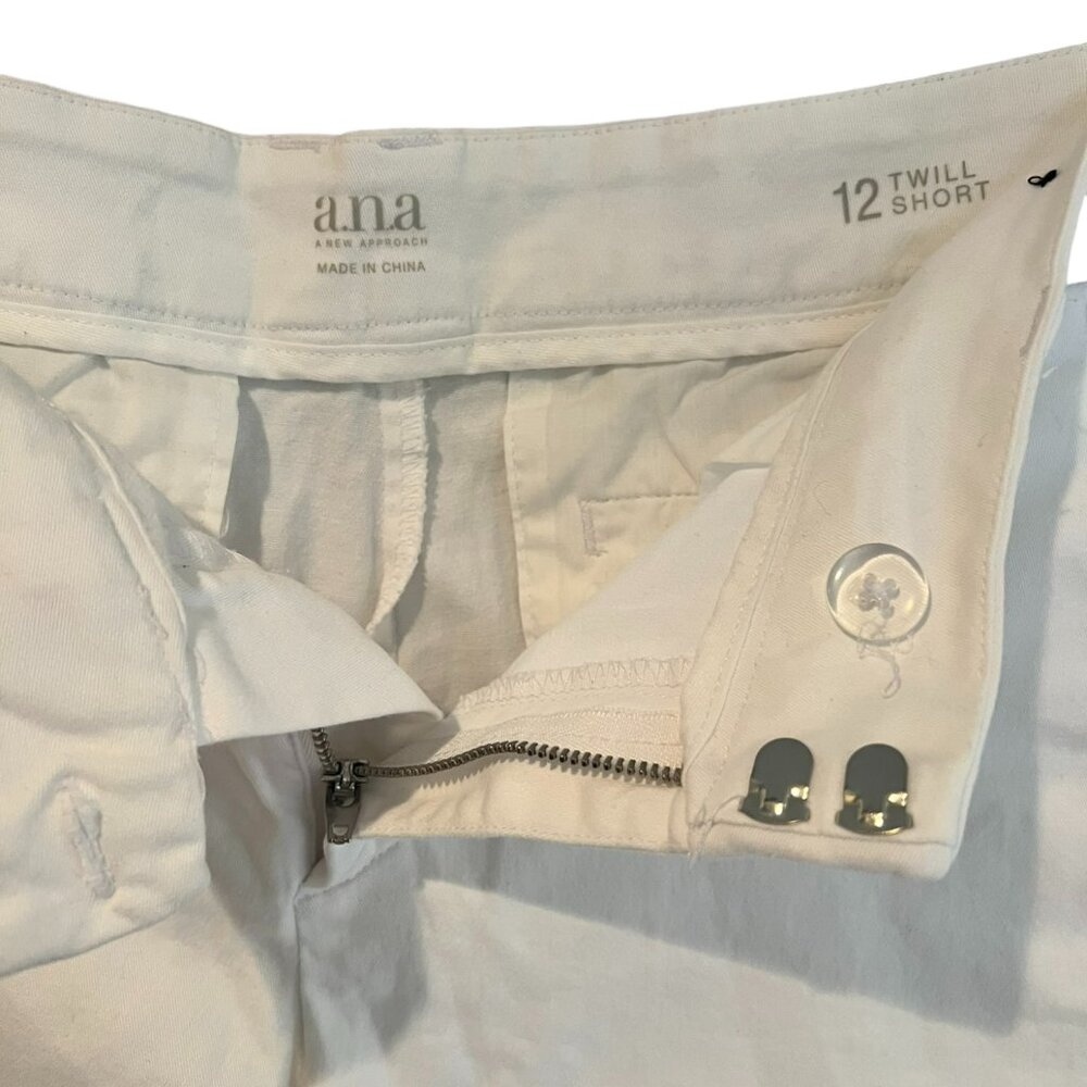 Women's a.n.a Mid Rise‎ White Chino Twill Shorts Size 12 - Picture 3 of 4